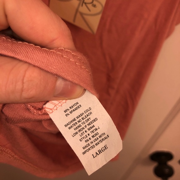 💫 Super cute ruffle tank NWT - Picture 3 of 3